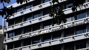 Προϋπολογισμός: Πρωτογενές πλεόνασμα 3,6 δισ. ευρώ στο πεντάμηνο – Υπέρβαση 2,4 δισ. ευρώ από το στόχο