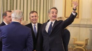 Επιτελικό τσίρκο με τις υπουργοποιήσεις στο ΥΠΕΞ: Η νυχτερινή τροπολογία και τα τρία ΦΕΚ