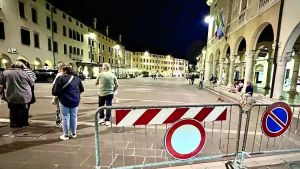 Piazza a Sacile senza i dissuasori per bloccare il traffico: transenne mobili e sgarri, con le auto che circolano in centro