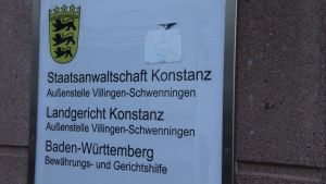 Razzia mit Großaufgebot: Ermittler stellen Diebesgut, Waffen und Drogen bei Durchsuchung sicher
