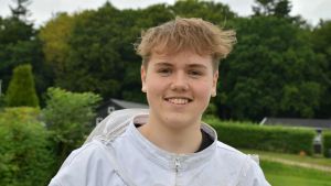 17-​årige Silas har skabt sit eget som­mer­fe­ri­ejob: - Man skal ikke lege med det s...