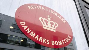 Han kom for at spise en bur­ger, men endte med at måtte kysse kvin­des sko: Nu er ...