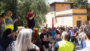 Incendio Delca, scoppia la protesta davanti al Comune: 