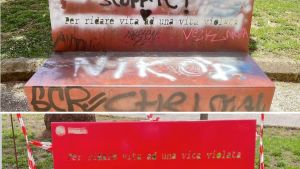 Parco Mascagna, ridipinta la panchina rossa vandalizzata