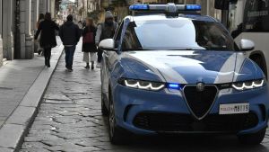 Ragazza ruba da Zara e spinge la guardia per scappare: inseguita in centro a Pavia