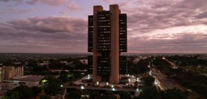 Petróleo recua com expectativa de acordo EUA-Irã, mas estrago da inflação mantém Copom em alerta
