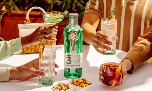 Gin, la curiosa storia della giornata mondiale dedicata a uno dei distillati più amati al mondo