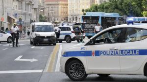Incidente in via Carducci a Trieste: pedone investito sulle strisce da un furgoncino
