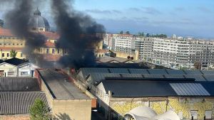 Alarma en Oviedo: un incendio amenaza varias naves en uno de los barrios más populosos de la ciudad