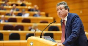 Un senador del PP culpa al hermano y mujer de Pedro Sánchez del cierre de playas en Cantabria: 