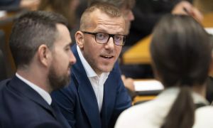 Domači gradbinci z rešilnim obročem za poslanca