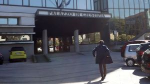 Avvocato aggredito dai clienti nello studio: padre e figlio a processo per lesioni