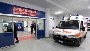 Ospedale del mare a Napoli, infermiera afferrata per i capelli e colpita con pugni al volto da un paziente con l'epatite C che perdeva sangue