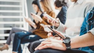 Løft blikket frå mobilen - og lev!