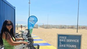 Lignano, al via i bike tour gratuiti: la novità 2026 è la maxi escursione a Villa Manin
