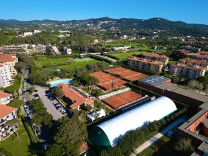 Livorno, ladro assalta il circolo tennis di Banditella: scatta il 