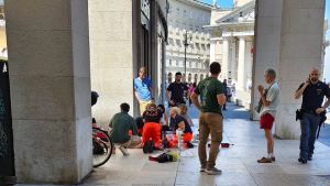 Dramma in piazza della Borsa a Trieste: anziana colpita da infarto muore in pieno centro