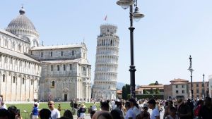 “Imbratta le “Unghiate del diavolo” del Duomo di Pisa”: arrestato