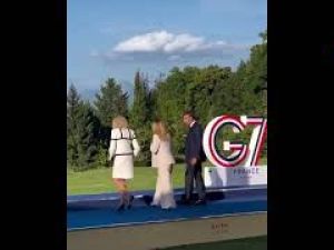 L'omaggio social di Macron per l'arrivo di Giorgia Meloni al G7 sulle note di 
