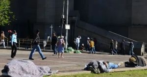 Cresce a violência contra a população em situação de rua no país