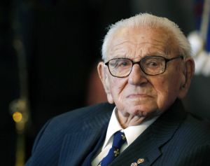 Ο άγιος με τα άσπρα μαλλιά