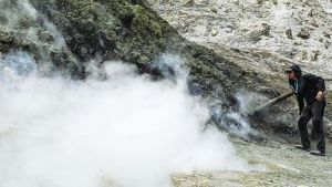 Campi Flegrei, a Pisciarelli il laser rileva gas tossico per l'uomo. Gli esperti: «Ma si disperde rapidamente»