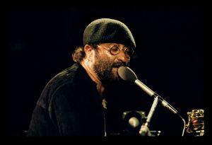 Lucio Dalla: il teatro si accende delle emozioni del poeta scalzo