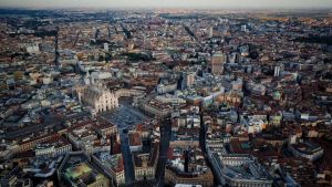 Milano cambia volto dalle sue botteghe: la nuova guida che racconta i negozi che ridisegnano la città