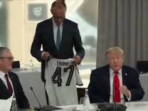Trump riceve da Merz la maglia della nazionale di calcio tedesca con il suo nome e il numero 47
