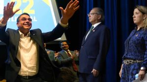 Flávio Bolsonaro coloca “Paulo Guedes de saias” na campanha para ganhar aval da Faria Lima e anuncia “cortes drásticos”