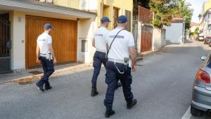 Monfalcone, iniziati i turni di notte della Polizia Locale: taser in dotazione, la Glock resta in armeria
