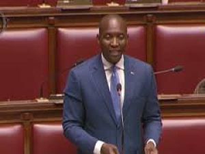 Rampelli a Soumahoro: Cerca l'inquadratura? Non siamo al cinema. Il siparietto in Aula