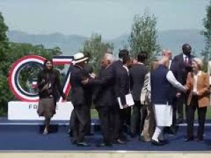 G7 Evian, i leader in posa per la foto di gruppo. Tra gli altri, Trump, Meloni e Macron