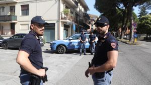 Due sorelle minacciate con un coltello, un giovane afferra un bastone e colpisce il rapinatore