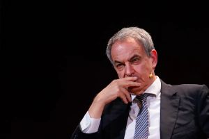 Hundir a Zapatero o sacarlo a relucir