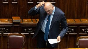 Il doppio Crosetto: chiede Safe ma scrive a Giorgetti senza fondi aggiuntivi è 
