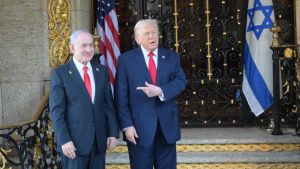 Accordo al buio. Le pressioni di Trump su Netanyahu e l’abbandono del popolo iraniano. Intervista