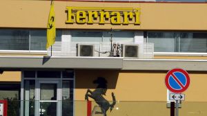 “Tradisce la moglie con la collega e poi la perseguita”. Licenziato dalla Ferrari pretende il risarcimento