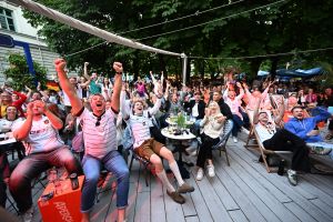 Fahnenschwenkende Männerhorden mit Homophobie-Problem