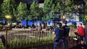Incendio a Muggia, palazzo evacuato a Santa Barbara: appartamento distrutto e sei in ospedale