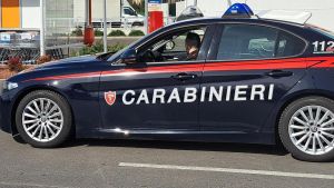 Scandiano, arraffa bottiglia al supermercato e aggredisce i carabinieri