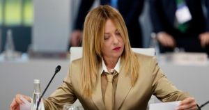 Meloni e Trump, la cravatta galeotta e il segreto del non-interprete