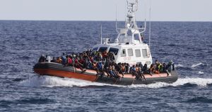 Giù gli sbarchi, su i rimpatri: l'Italia ha risparmiato mezzo miliardo