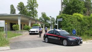 Il 17enne si è ferito per uccidere la zia. Carabinieri in ospedale per la cartella clinica