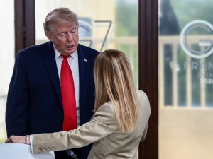 Meloni e Trump siparietto rubato. 