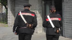 Livorno, torna l’incubo della banda del Rolex: tenta di strapparle l’orologio, ma si divincola – Cos’è la “tecnica dell’abbraccio”