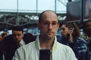 EE ad shows 5G+ cutting rush-hour stress