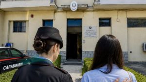 Ex marito violento viola il divieto di avvicinamento: arrestato