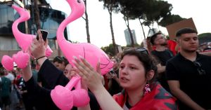 ‘Flamingo revolucija‘ trese Albaniju, priča je zabrinula i Bruxelles. Neki krive Iran, Grčku, BiH...