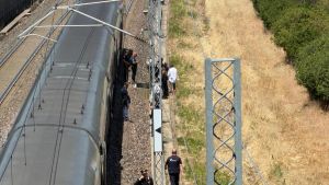Fermi per ore sotto il sole sul treno senza aria condizionata: incubo sull’Alta Velocità per un guasto alla linea elettrica